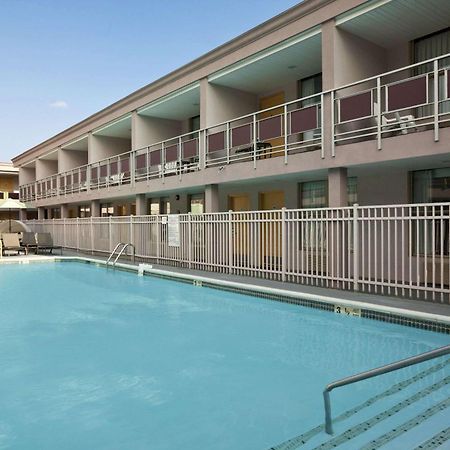 Ramada By Wyndham Rockville Centre Exterior photo