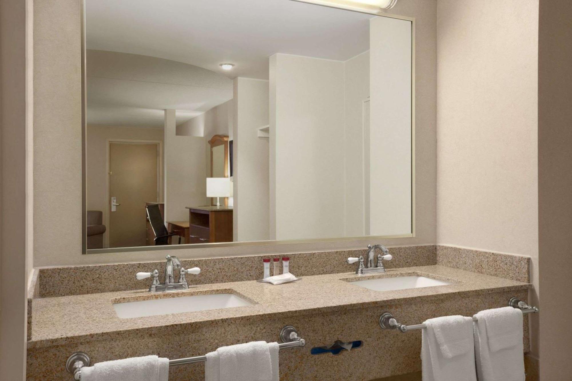 Ramada By Wyndham Rockville Centre Exterior photo