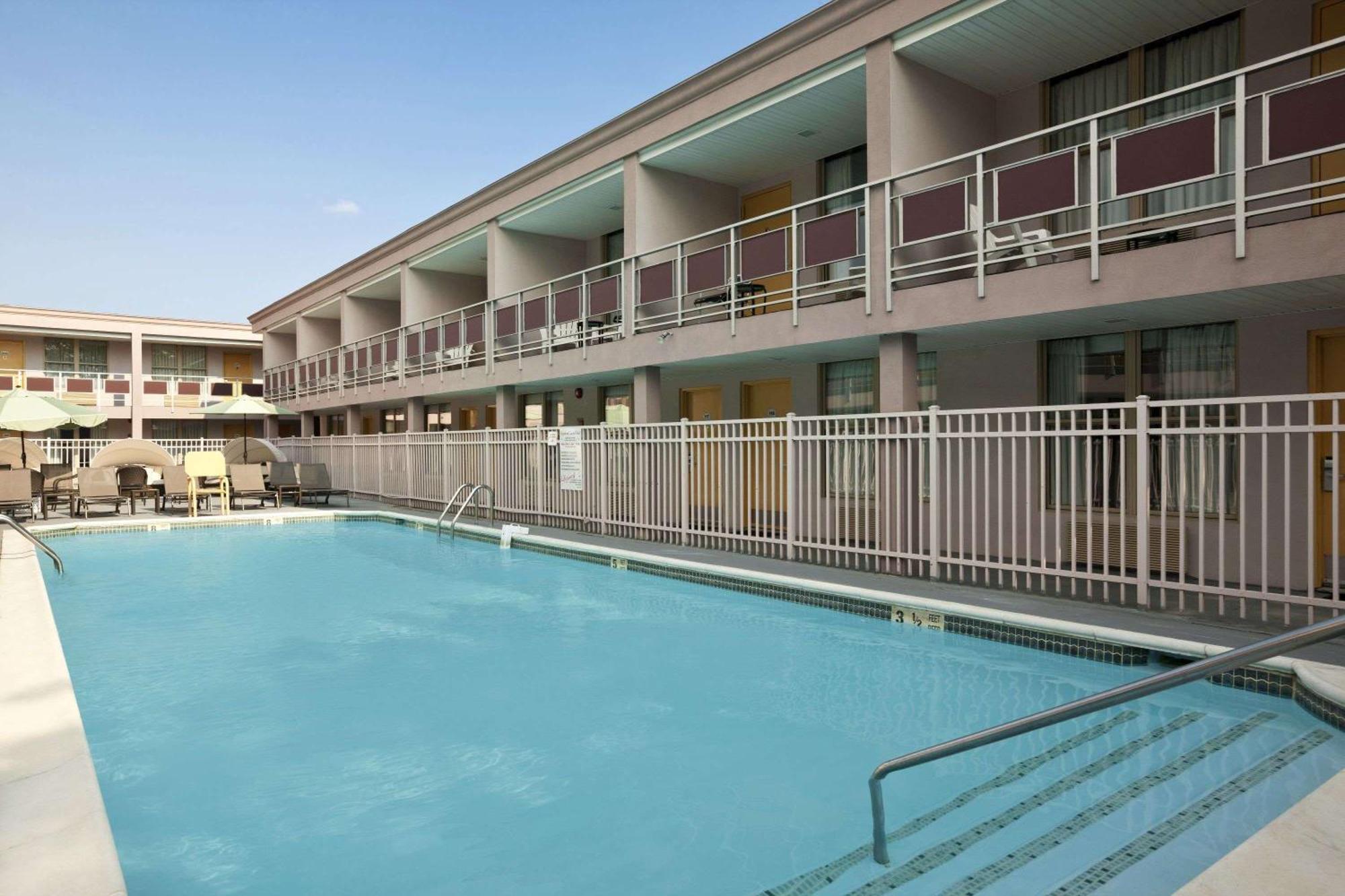Ramada By Wyndham Rockville Centre Exterior photo